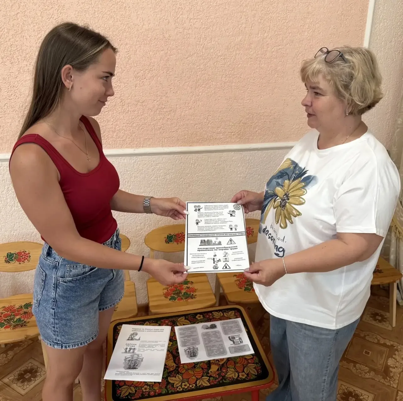 В рамках областной декады по охране труда в нашем детском саду прошёл семинар, где заведующий и медс