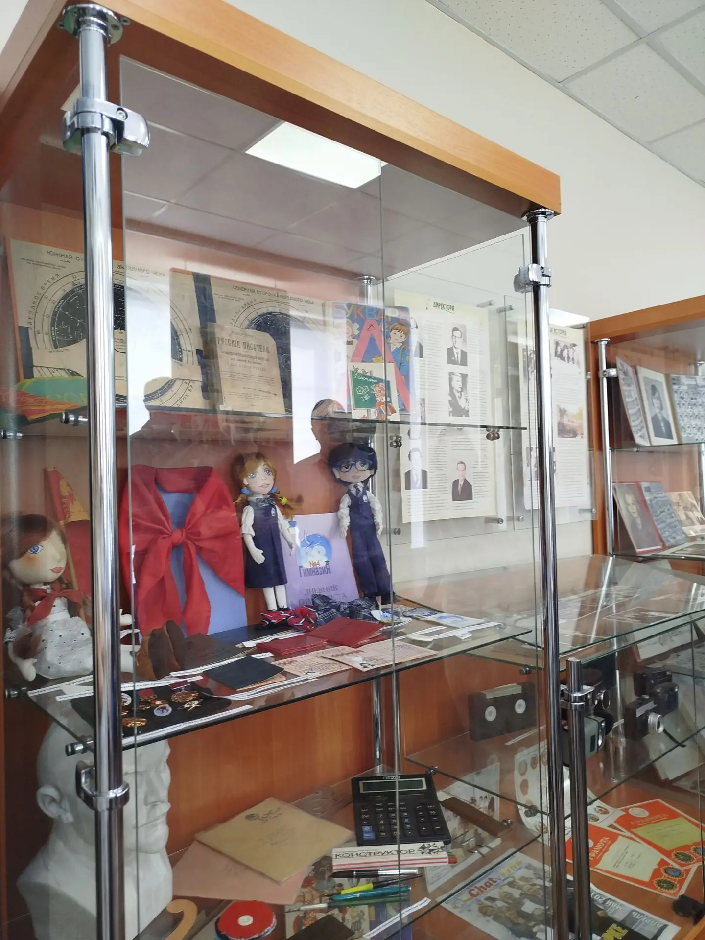 НОСТАЛЬГИЯ В КАЖДОМ КАДРЕ ❤️Выпускники 1993 года заглянули в прошлое: визит в школьный музей
Сегодня