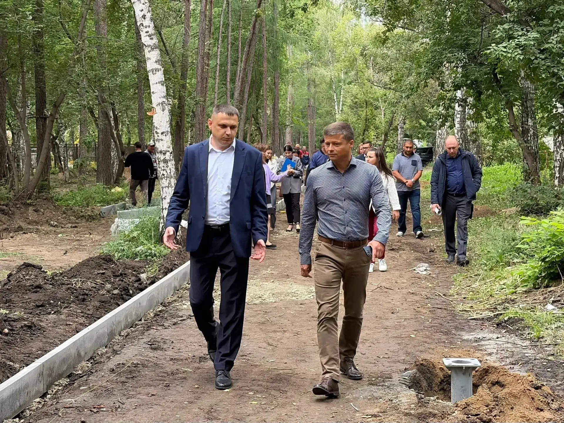 ✔️ В Ленинском районе Барнаула ведутся работы по благоустройству аллеи возле института ...