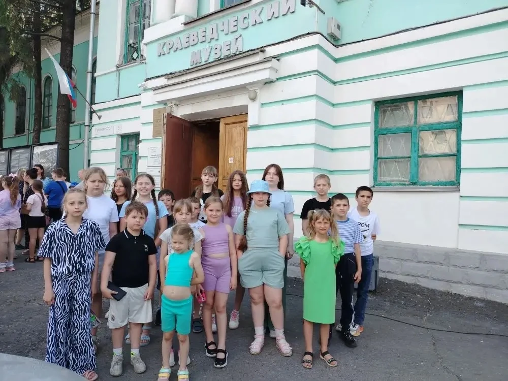 🏛️ Погружение в историю: путешествие в Краеведческий музей! 🏛️

Воспитанники пришкольного лагеря «