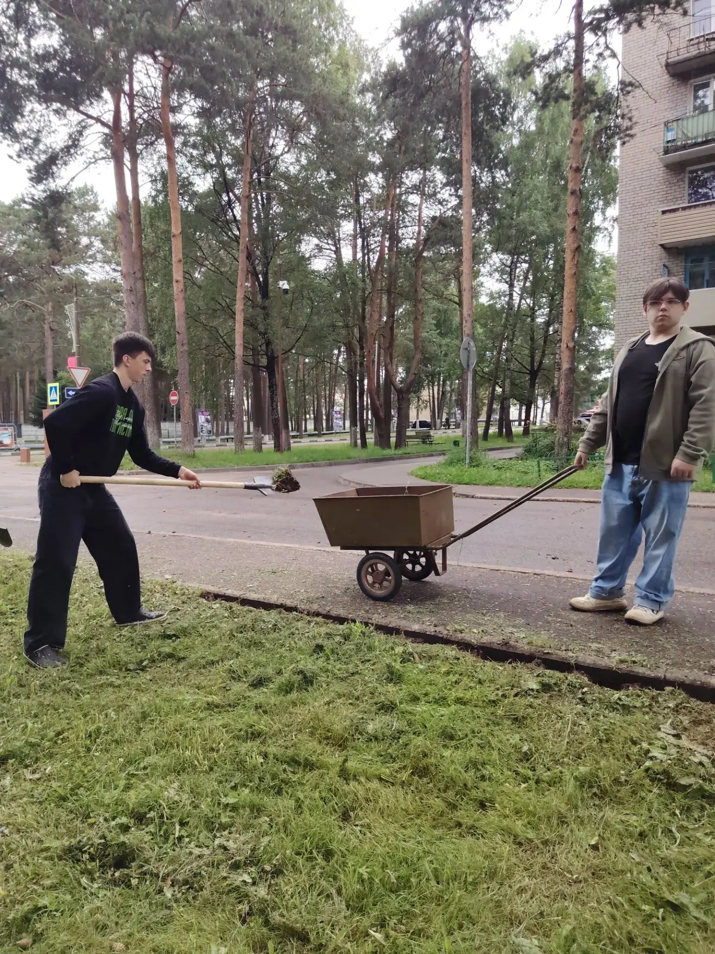 Наш трудовой десант снова в деле! 💪

Продолжаем наводить порядок в родном городке — делаем его крас