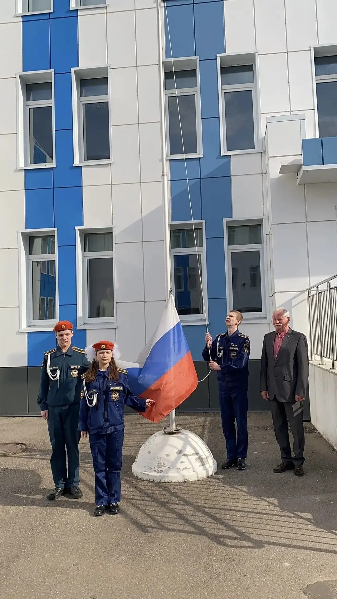 Торжественная церемония поднятия Государственного флага в МОУ «Ново-Девяткинская СОШ № 1»