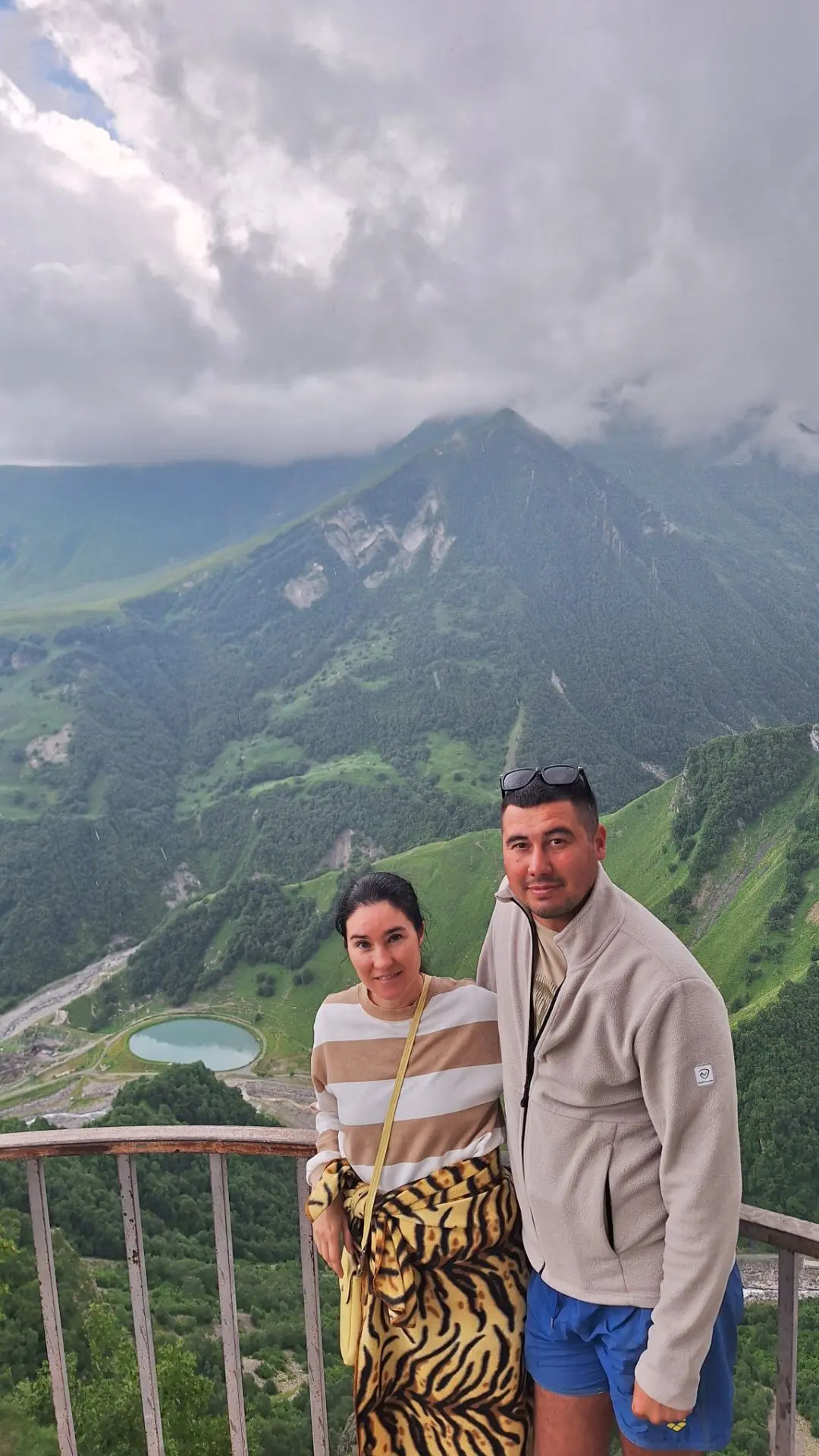 Вчера к вечеру въехали в красоты Грузии. 

Серпантин, горы🌄 нависающие над головой, горные речки, б