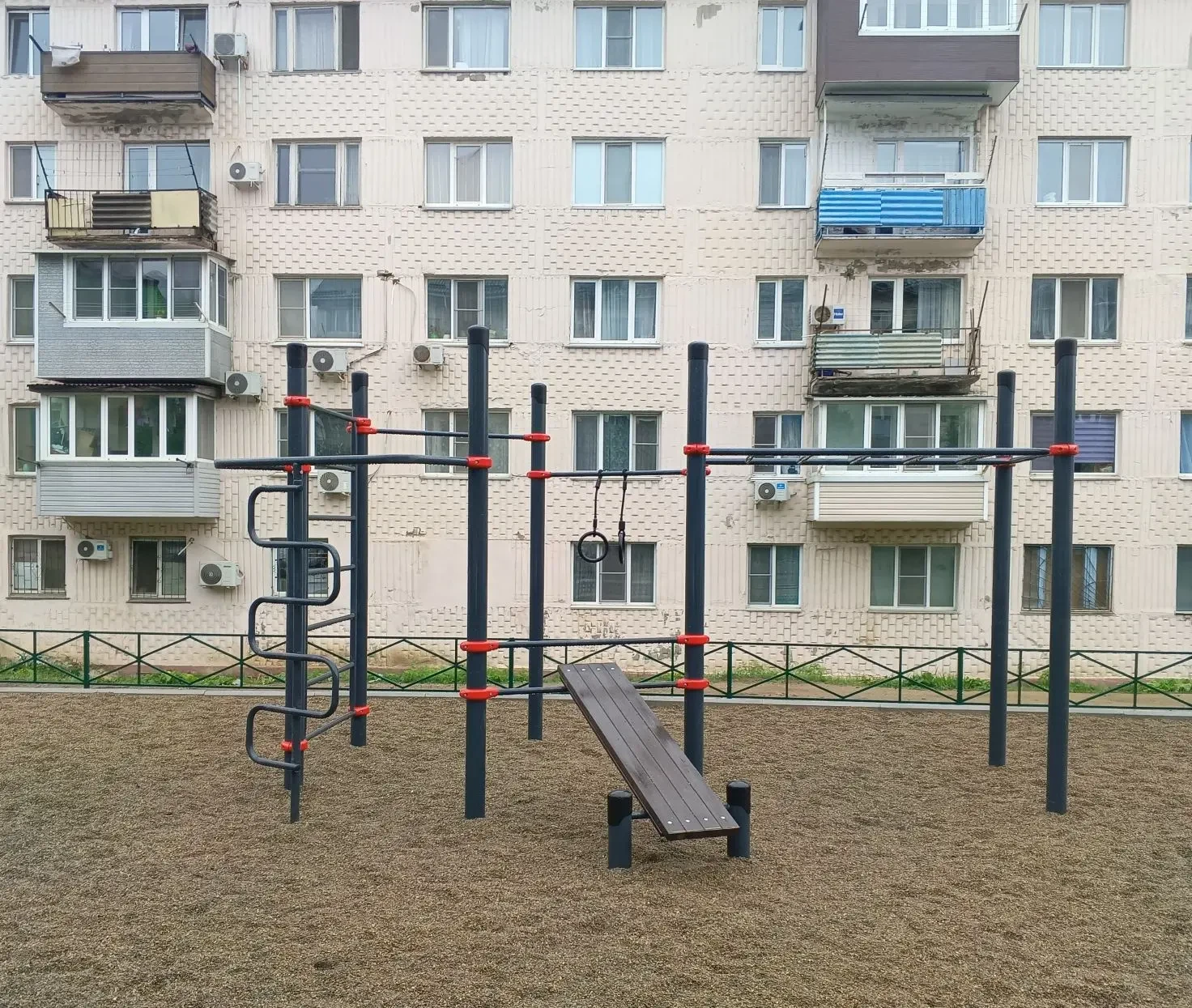В Зарубино  завершается   обустройство новой спортивной зоны на ул. Строительной. Благодаря победе  