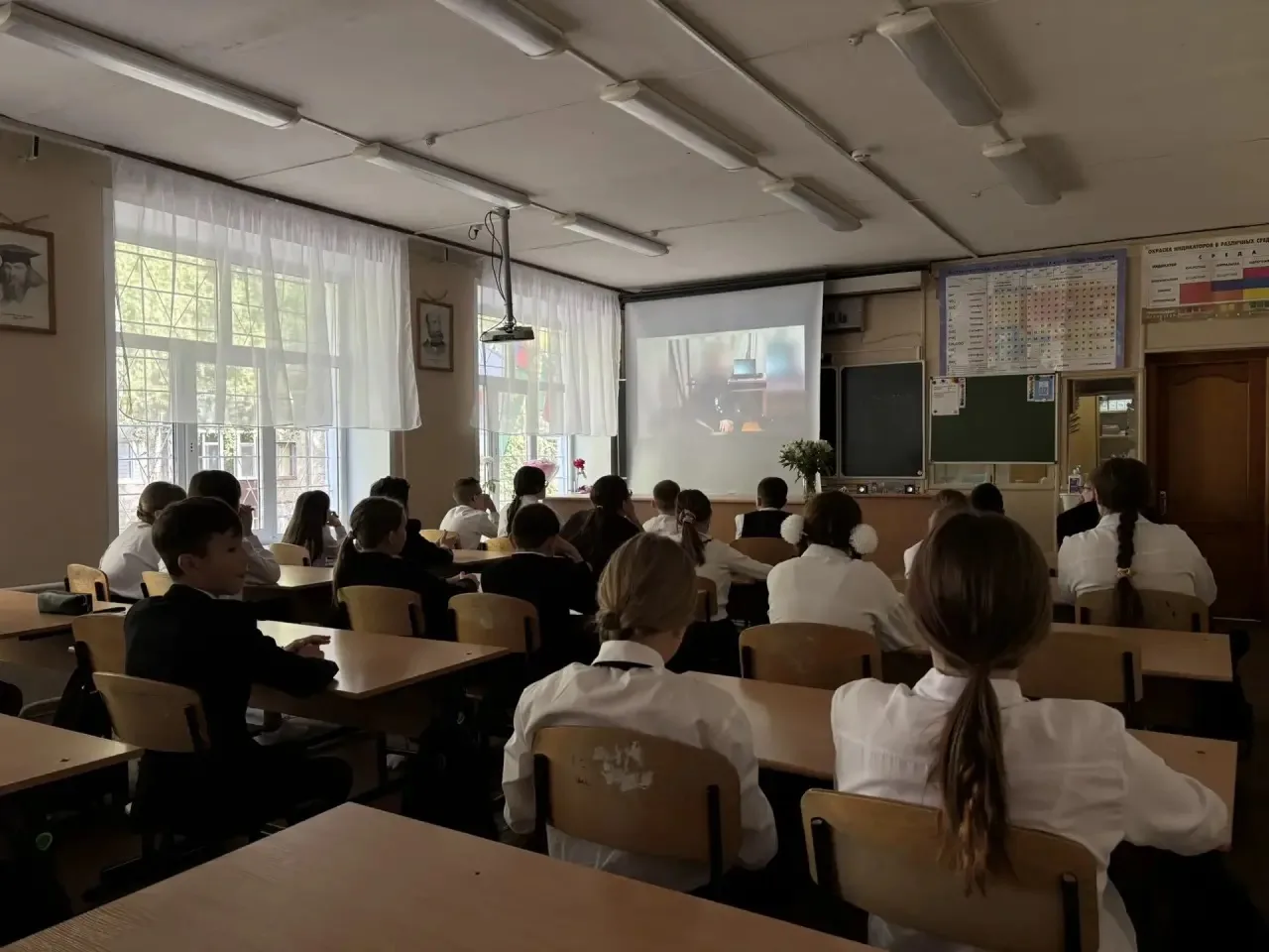 3 сентября в 6Б классе прошел классный час на тему «Терроризм: как государство противос...