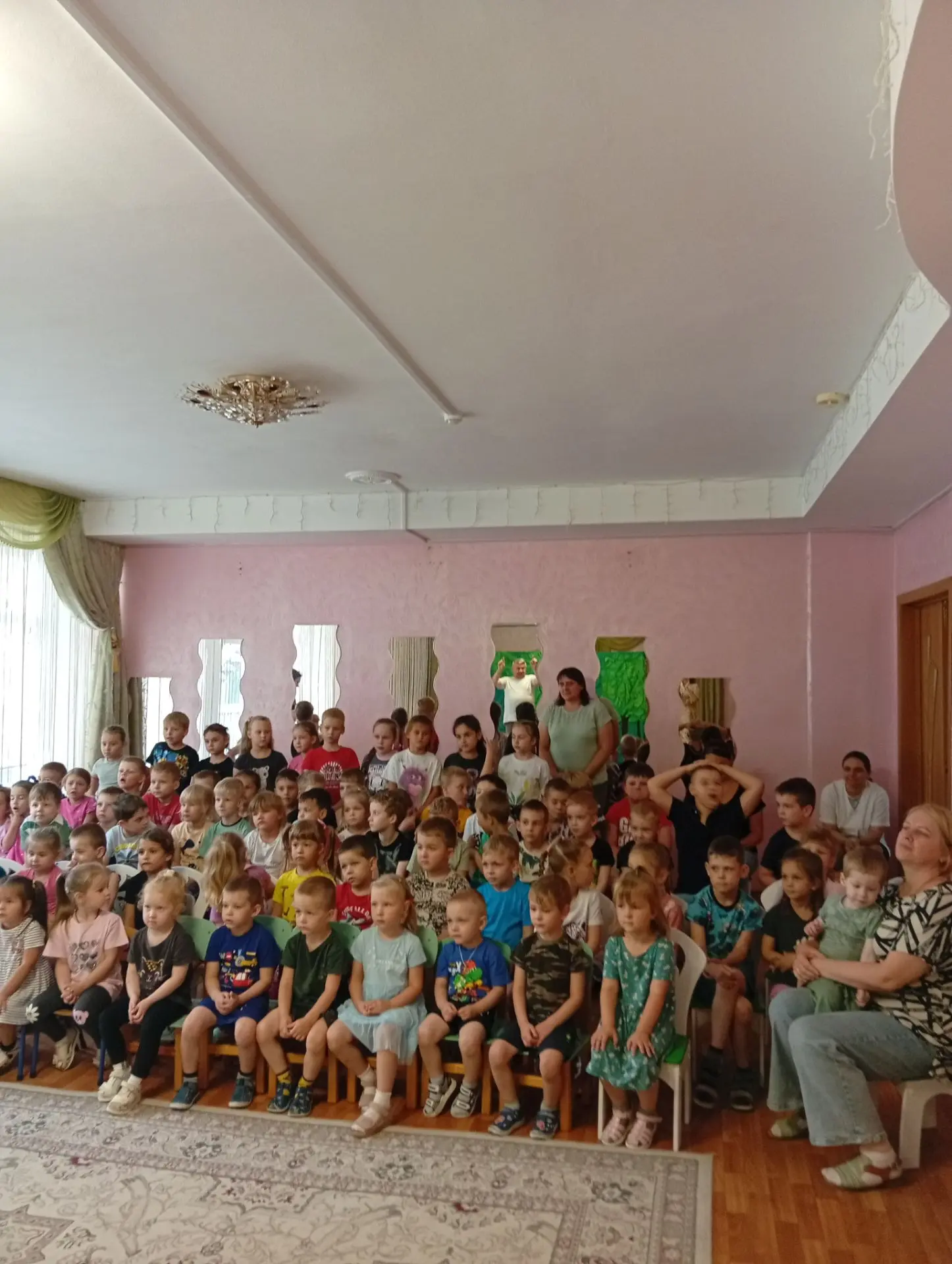 В нашем детском саду было еще очень интересное событие — к нам приехали артисты и показали спектакль