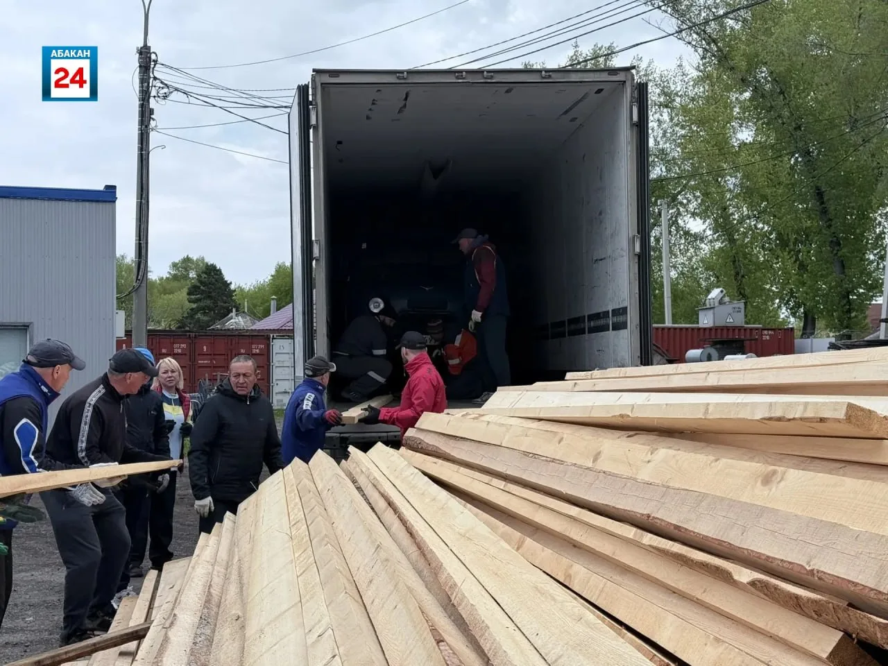 🚛10 единиц техники отправились сегодня из Абакана в помощь хакасским бойцам   В два многотонника вош