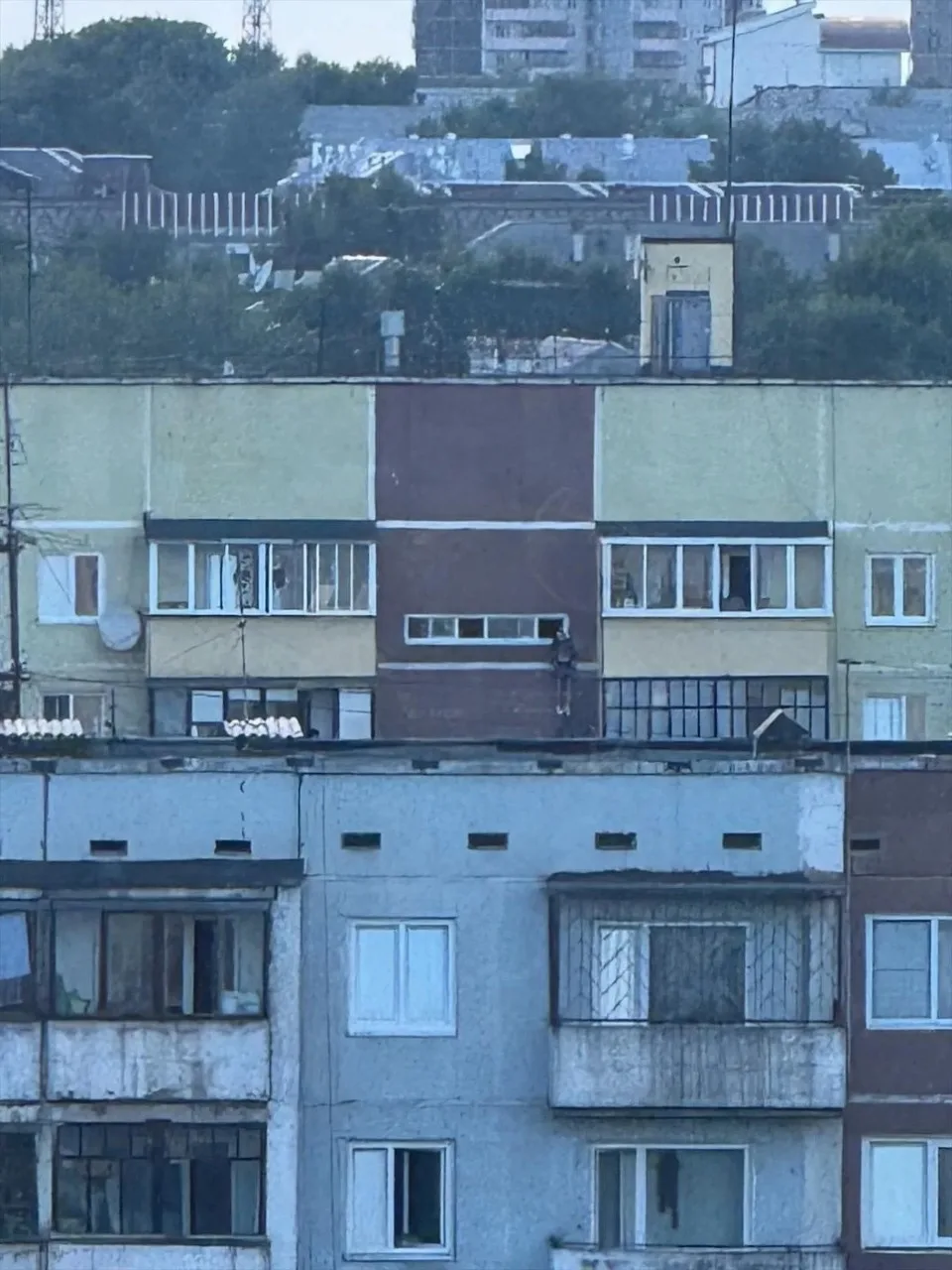18+
здравствуйте
на ленина 36, в 4 подъезде, между 8 и 9 этажом произошло происшествие: повесился че