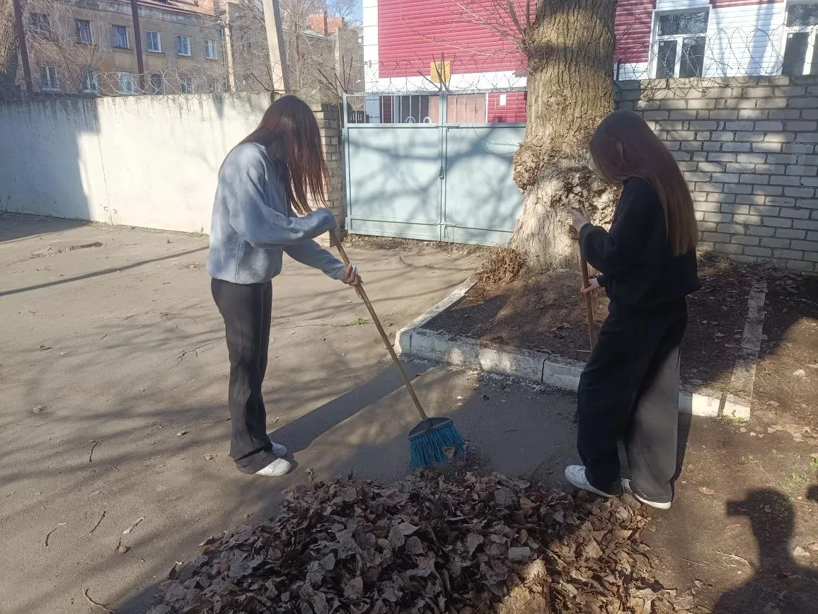 Студенты нашего филиала РГУПС вышли на субботник. Приводили в порядок территорию возле корпуса на ул