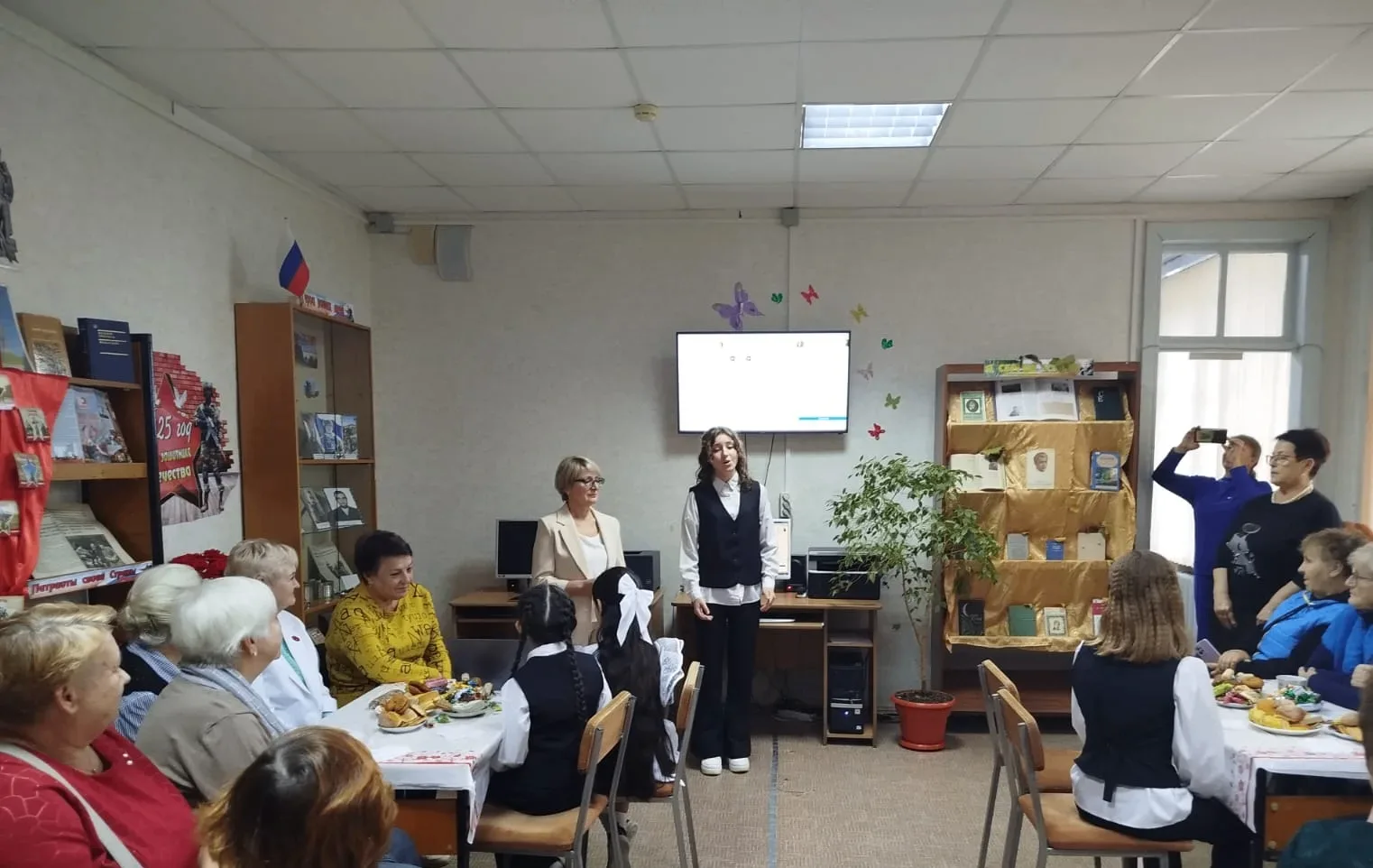 🤝 Связь поколений: как в Георгиевском центре соцобслуживания отметили День России
В социальной комн