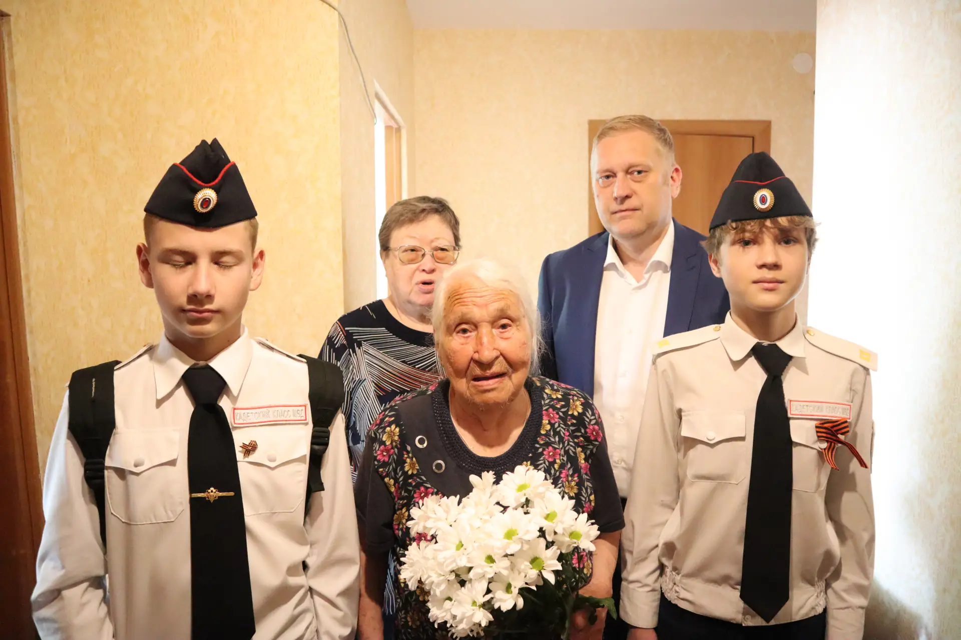 «Спасибо за ваш подвиг!»: в Академическом поздравили ветеранов с Днем Победы 🕊️   В канун 9 Мая на А