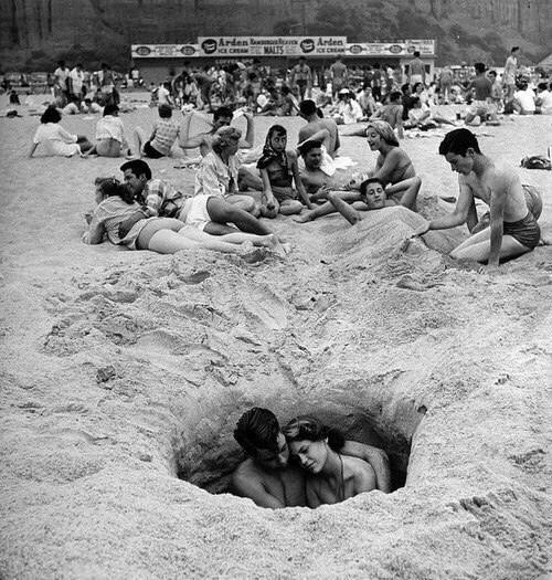 Bлюбленные на пляже Kaлифоpнии, 1960-е.