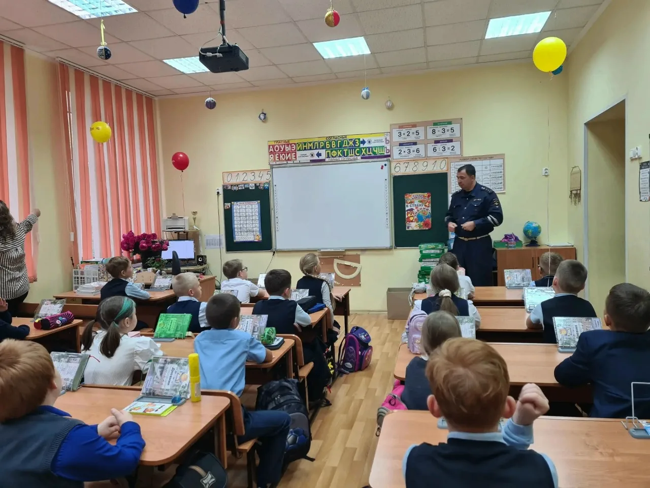 Сегодняшнее утро в начальной школе началось с минуток безопасности. Свешников Александр...