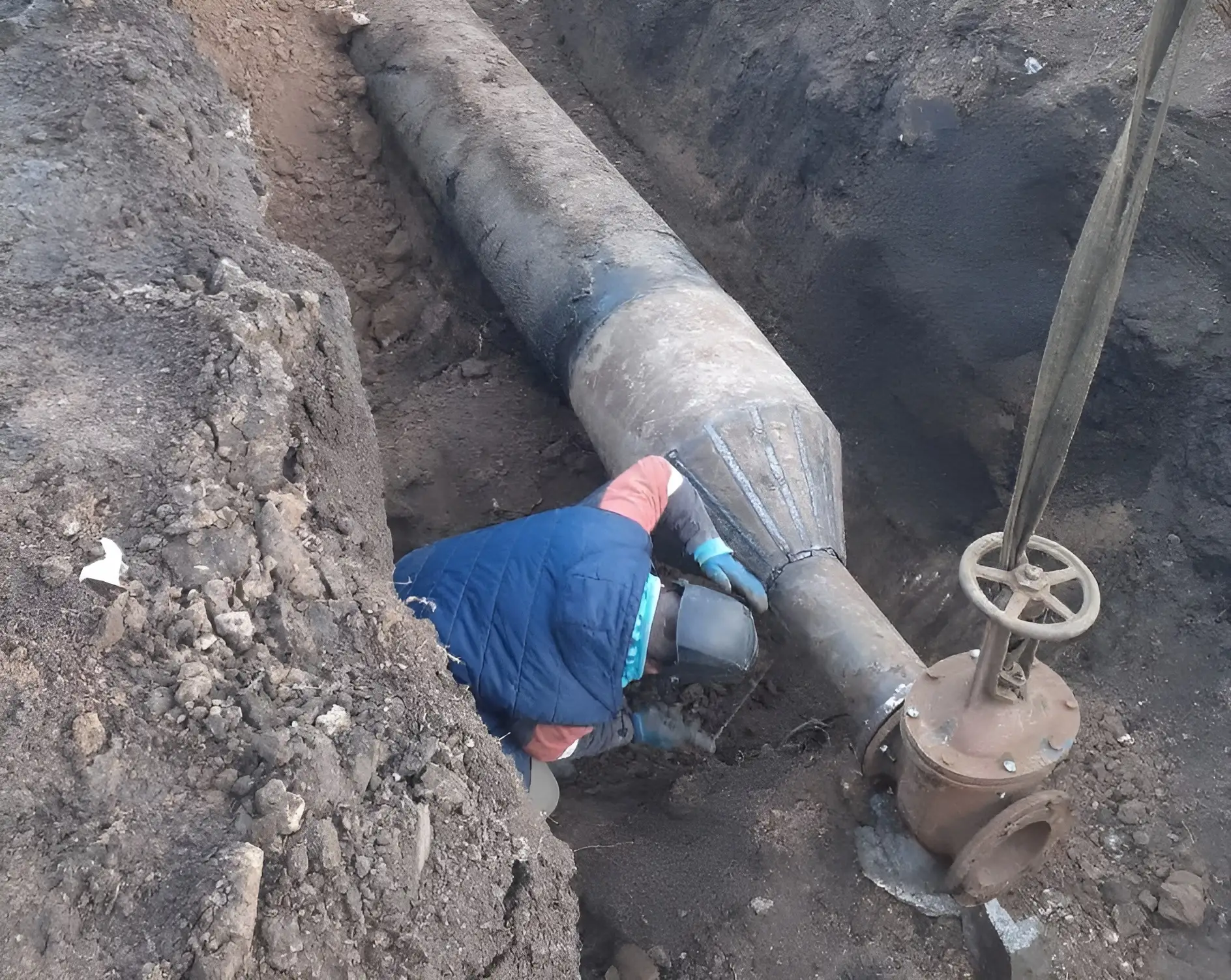 Специалисты выполнили ремонтные работы на магистральном водоводе в Енакиево  Трубопровод диаметром 6