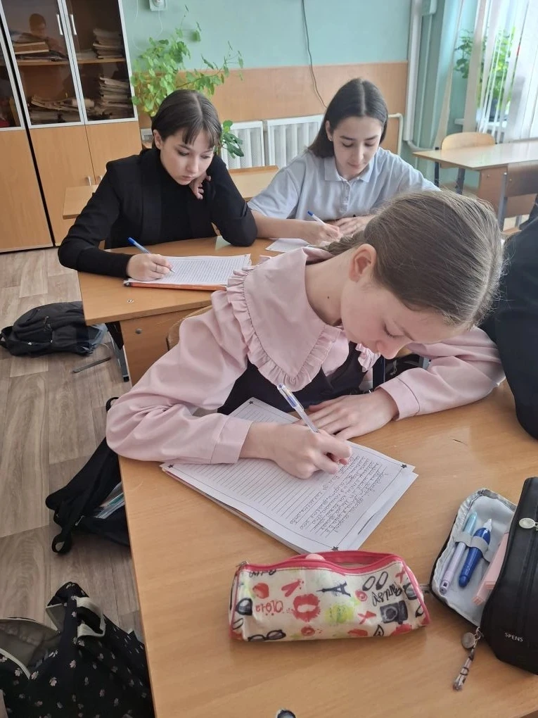 🇷🇺 Письма благодарности и поддержки ✉  Гимназисты продолжают отправлять письма бойцам Российской арм