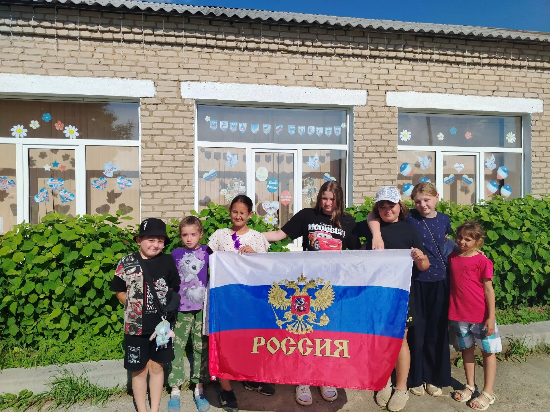 ОКНА РОССИИ В преддверии Дня России в Рыжковском сельском клубе участники художественной самодеятель
