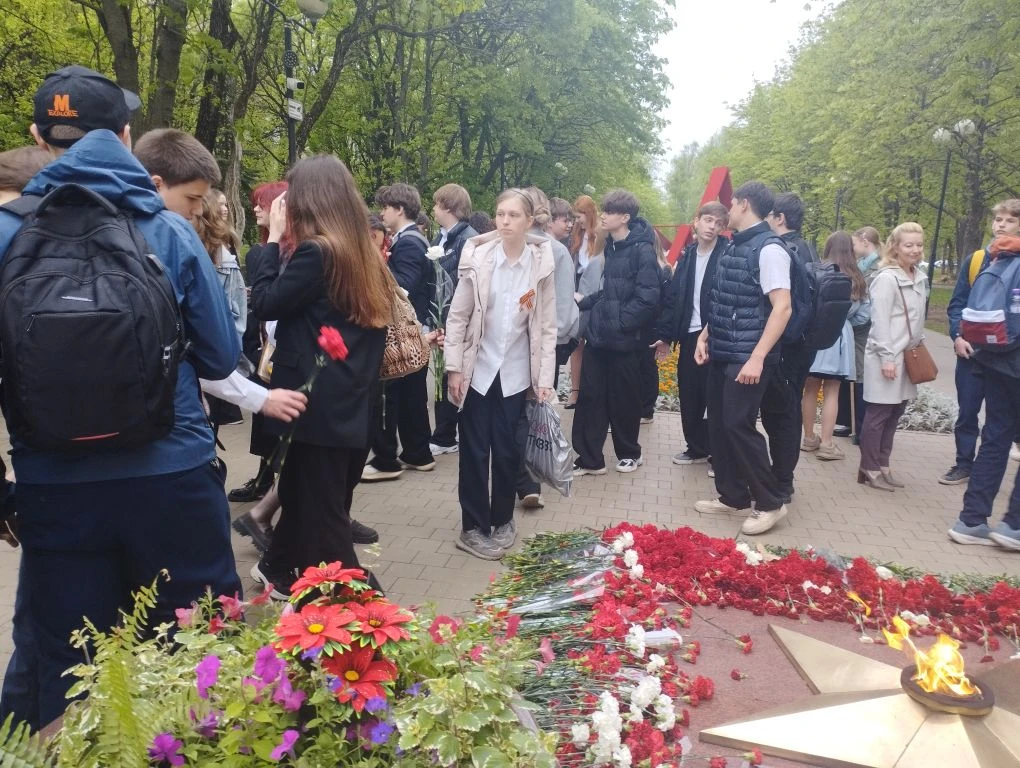 Учащиеся 10-х классов почтили память погибших героев Великой Отечественной войны и возложили цветы к