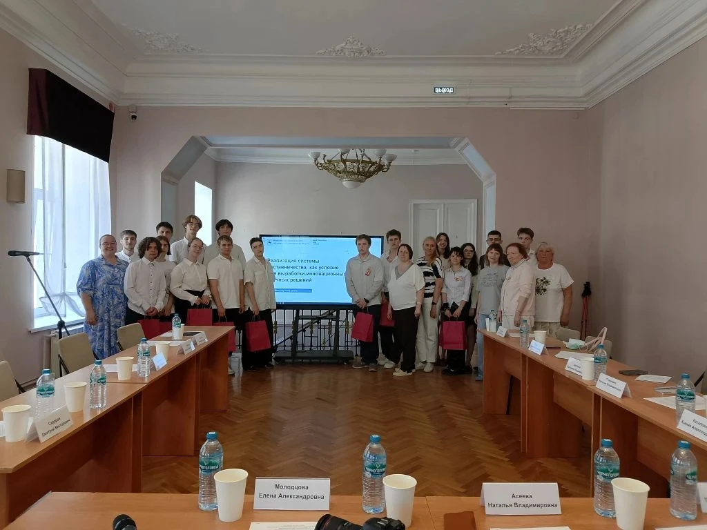 Поздравляем наших десятиклассников и их наставника!

С большой гордостью хотим поделиться отличной н