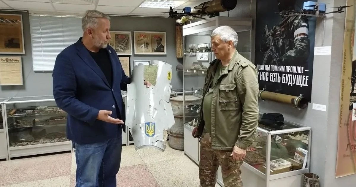 В Селятино в Зал воинской славы привезли обшивку боевого дрона «Лютый» 🪖