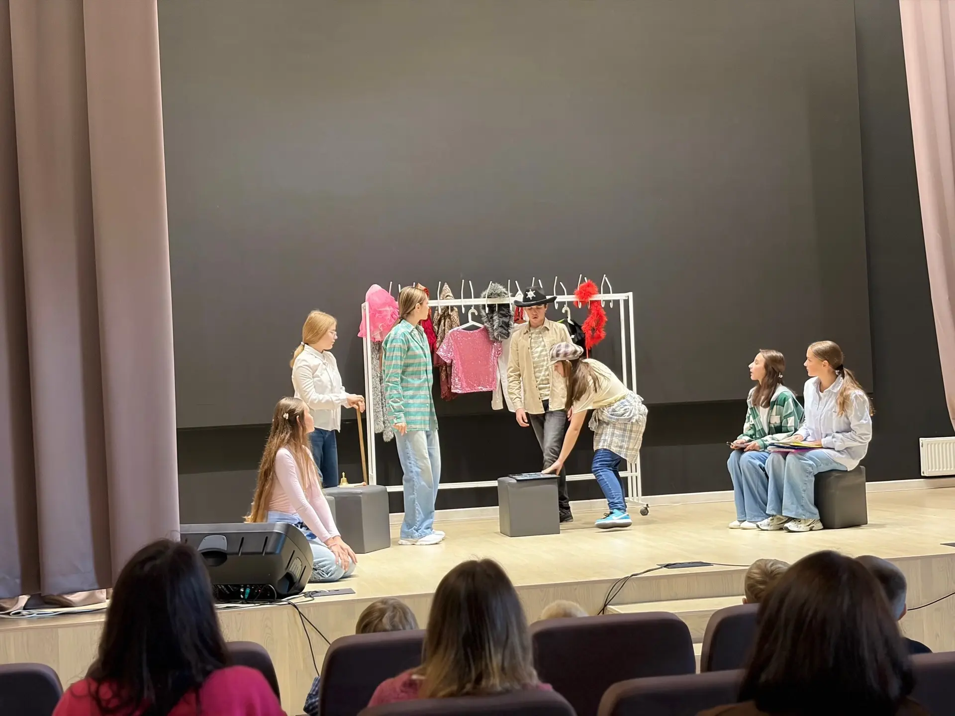 Театральная постановка «Денискины рассказы» в Кедровом🎭