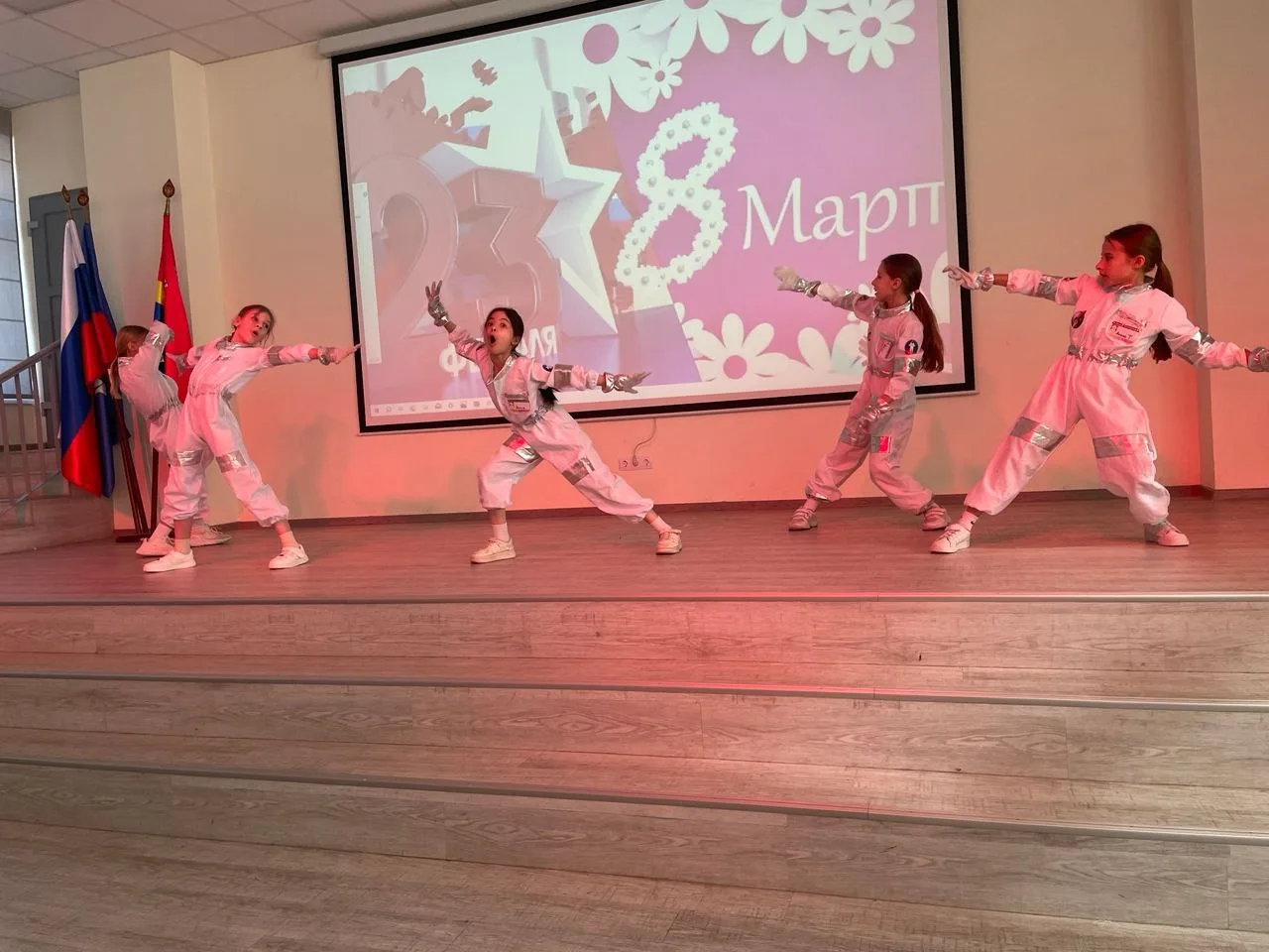 🌸 С Международным женским днём!  Вся прошедшая неделя в нашей школе была посвящена самому весеннему 