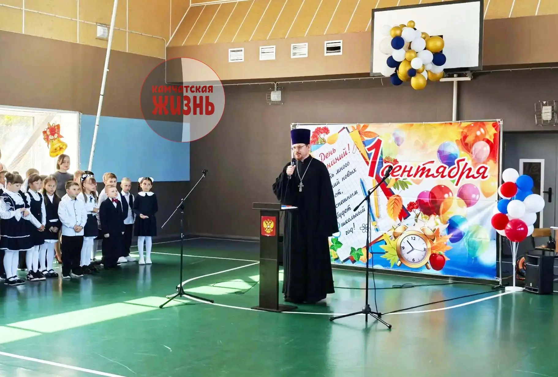 На Камчатке священники 1 сентября посетили школы и даже выступали на линейках