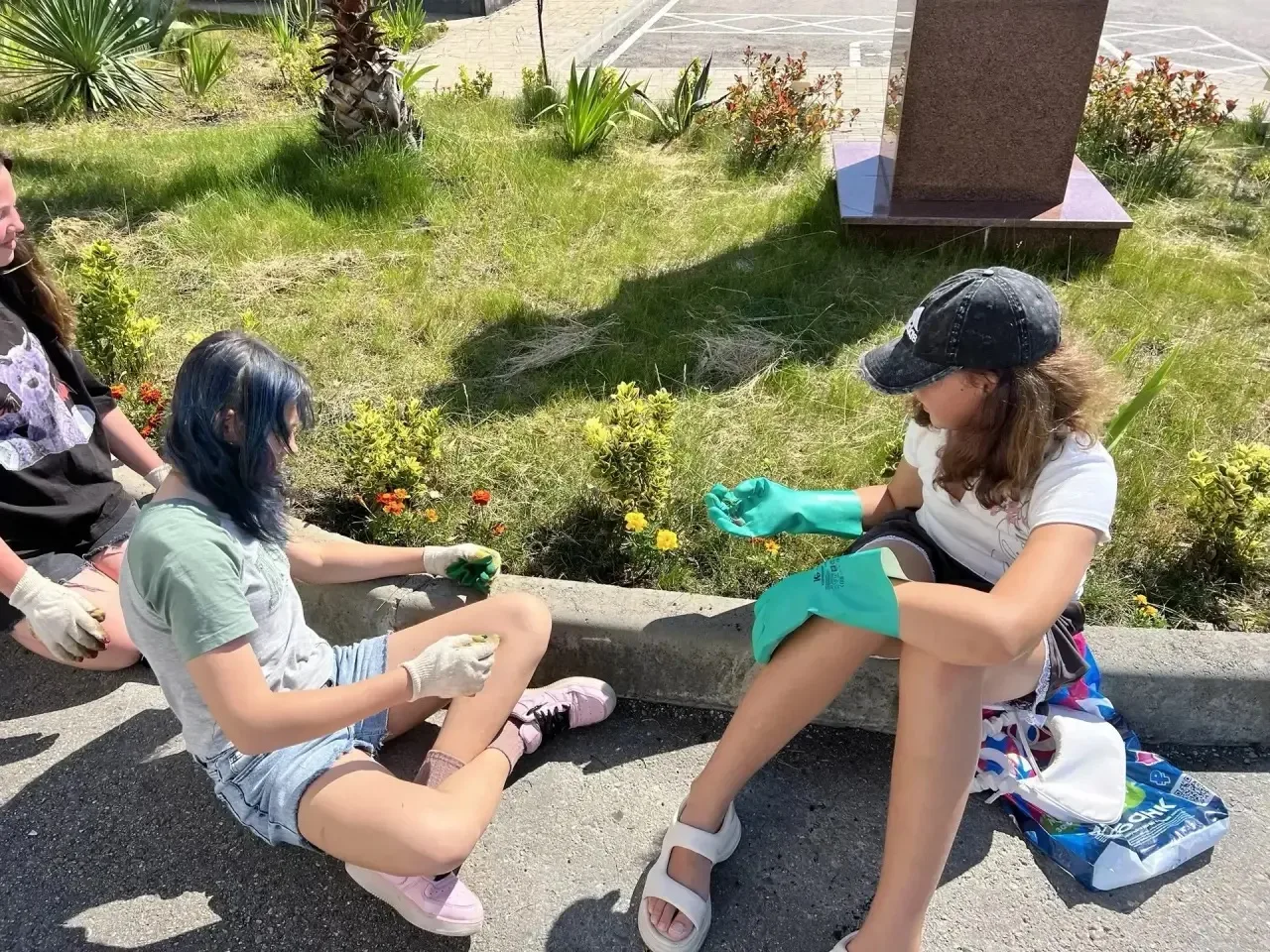🍀В рамках трудовой практики учащиеся 5Г и 6Г классов провели работу по благоустройству пришкольной 
