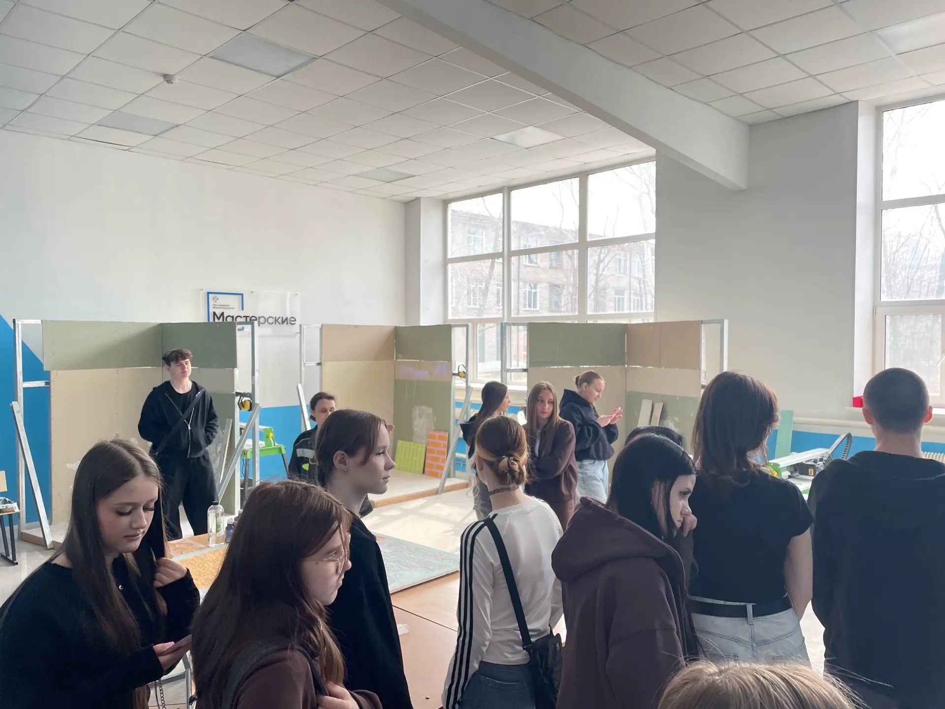Куда пойти учиться, чтобы строить будущее? 🏗️  Наши девятиклассники побывали на экскурсии в строител