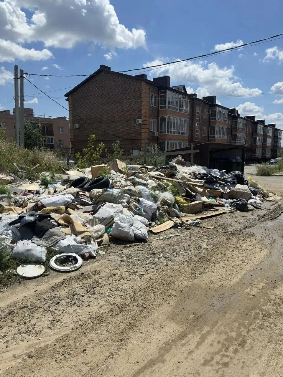 Свалка на Рощинском переулке растёт больше полугода