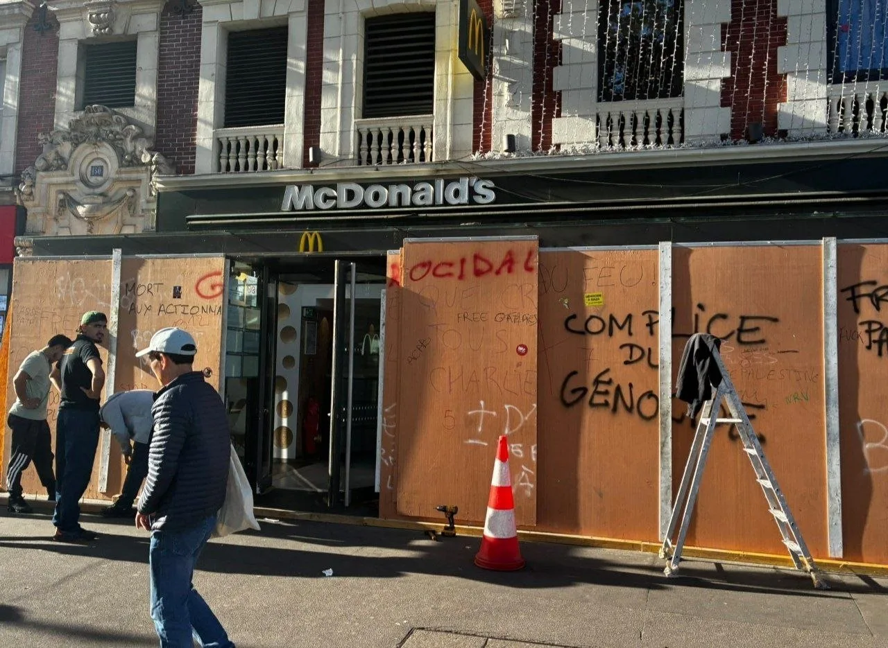 Окна и двери кафе и магазинов заколачивают досками в Париже из-за беспорядков школьников