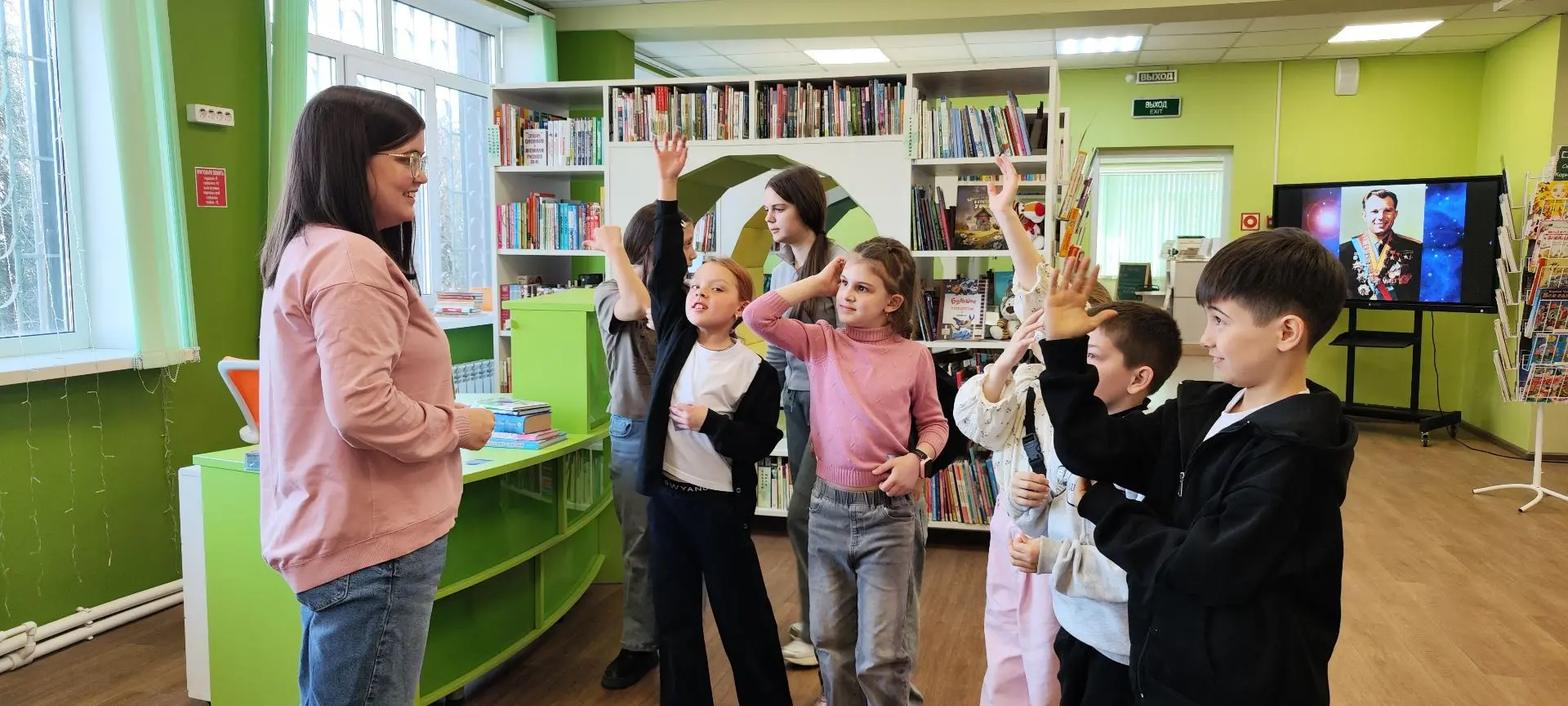 Август с библиотеками 

Дорогие ребята!    
Лето — замечательная пора! Каникулы ещё не закончились, 