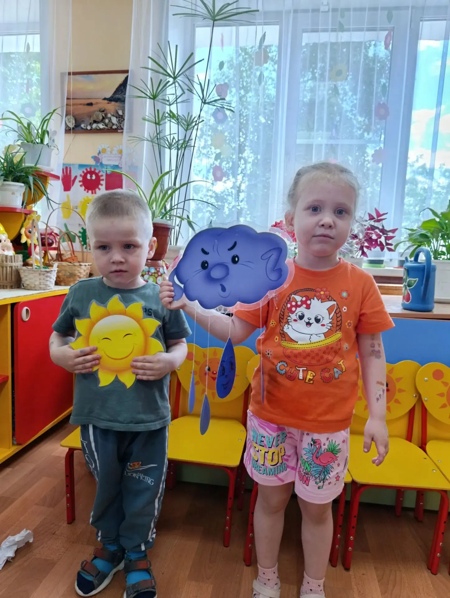 ☀️С детьми второй младшей группы '' Вишенка" познакомились с летними природными явлениями в природе: