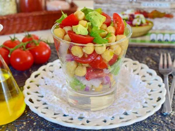 🥑 Салат с нутом, авокадо и помидорами черри.  Ингредиенты:  • Нут консервированный — 150 г • Авокадо