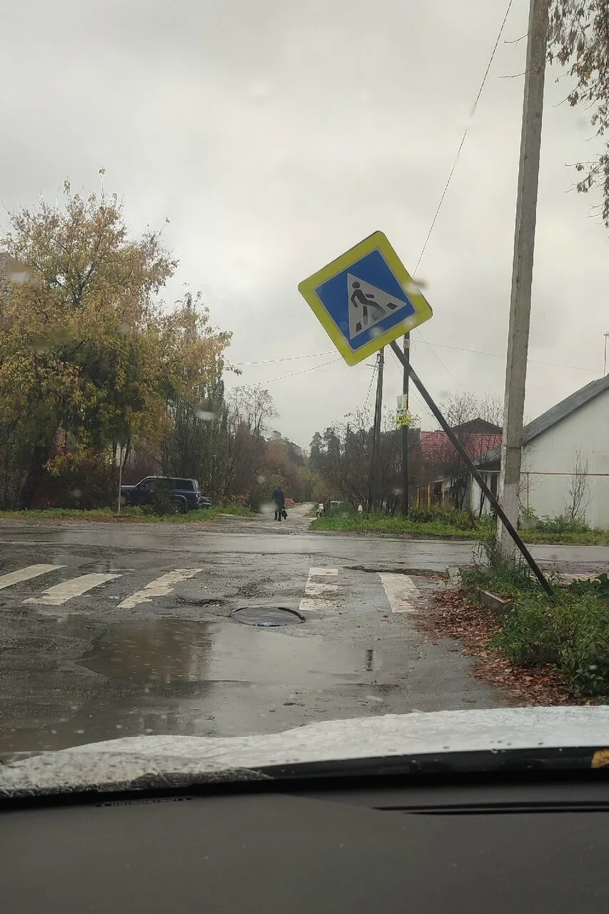 На перекрёстке Героев Труда- Смирнова падает дорожный знак, мешает движению. Примите ме...