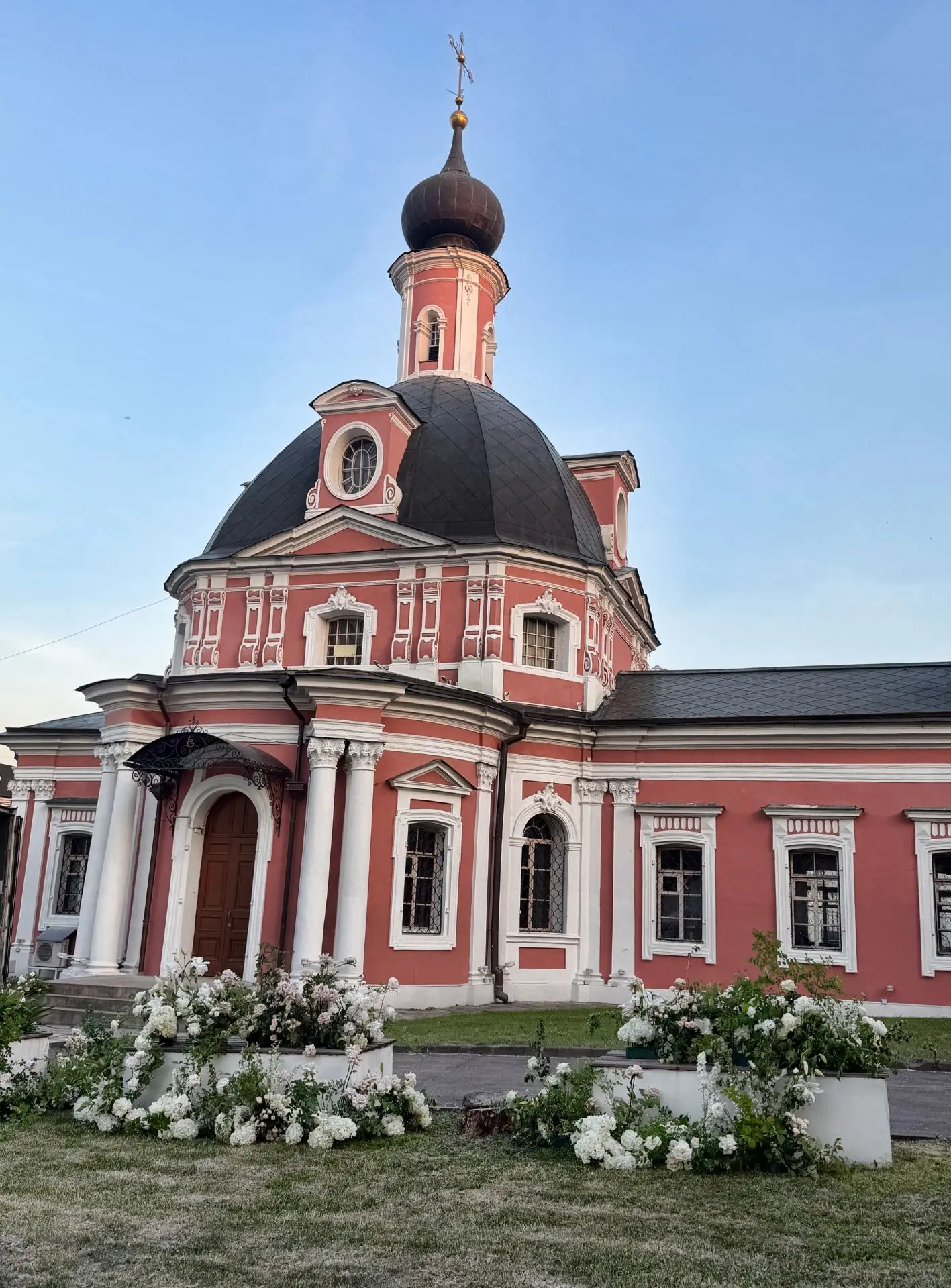 Требуется СОТРУДНИК в лавку подворья православной церкви в Америке при Патриархе Московском и всея Р