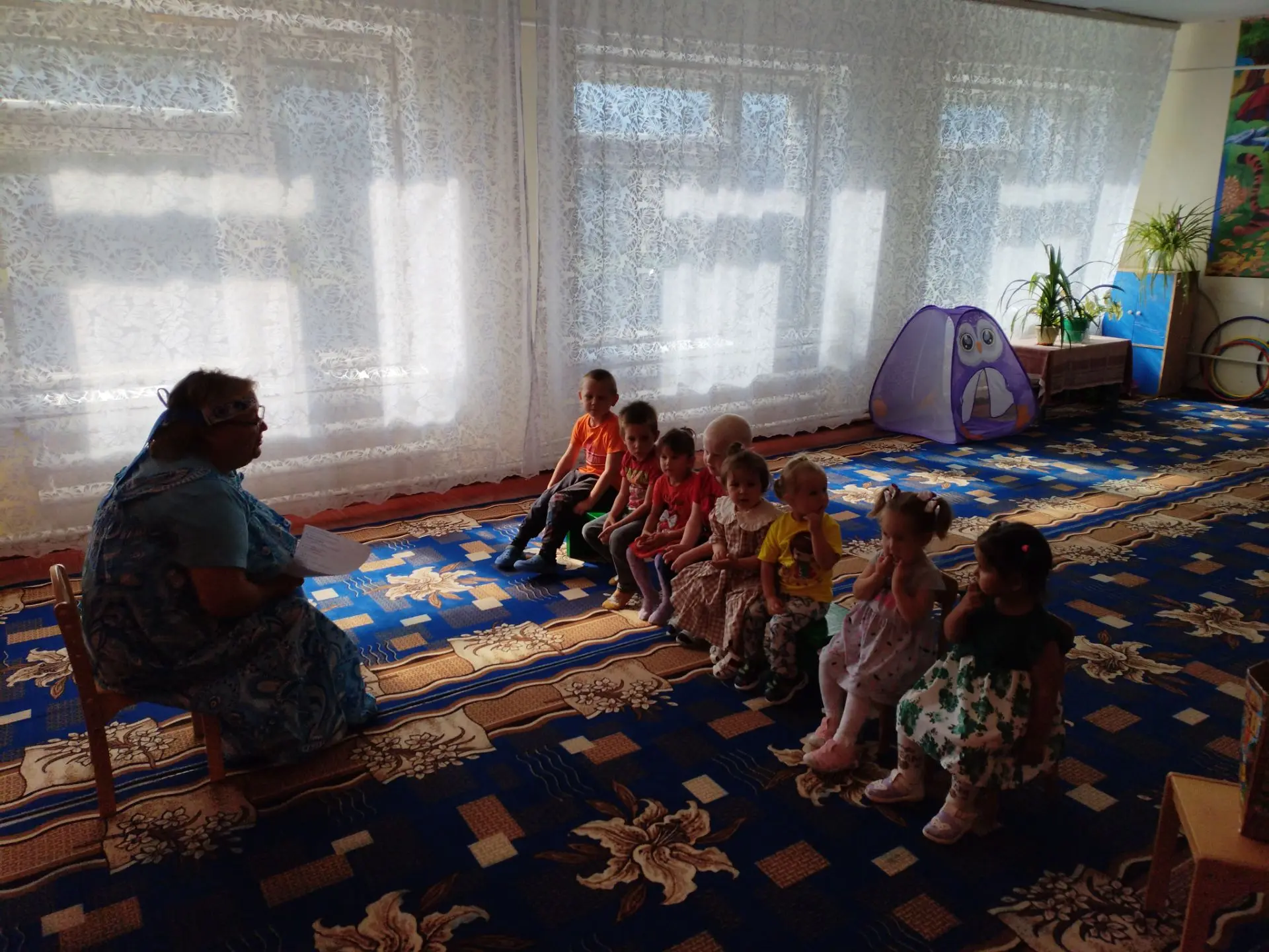 К нам в гости приходила бабушка-сказочница и рассказывала детям сказки.