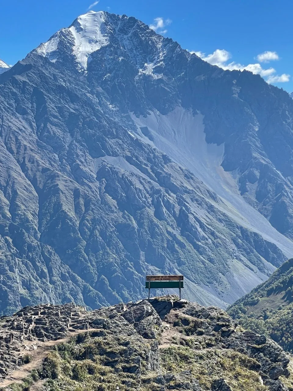 🏔Скамейка любви (Лавочка Счастья), Алагирский район, Алания 😍  📌 Согласно поверью, желание, загаданн