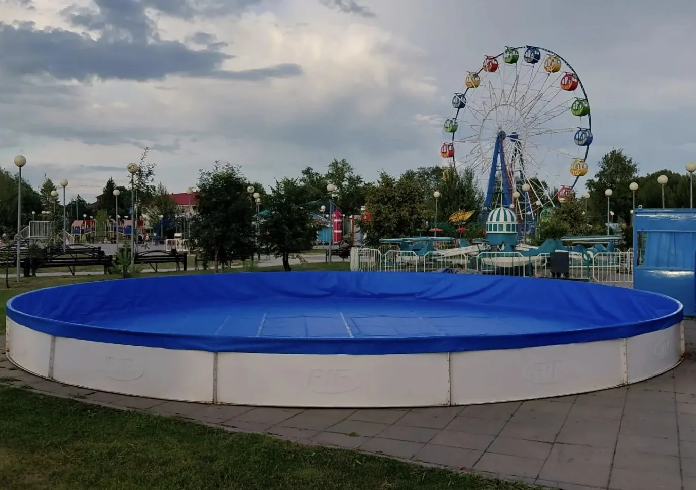 ⠀⠀Стеклопластиковый бассейн диаметром 11 метров был произведён в 2008 году.