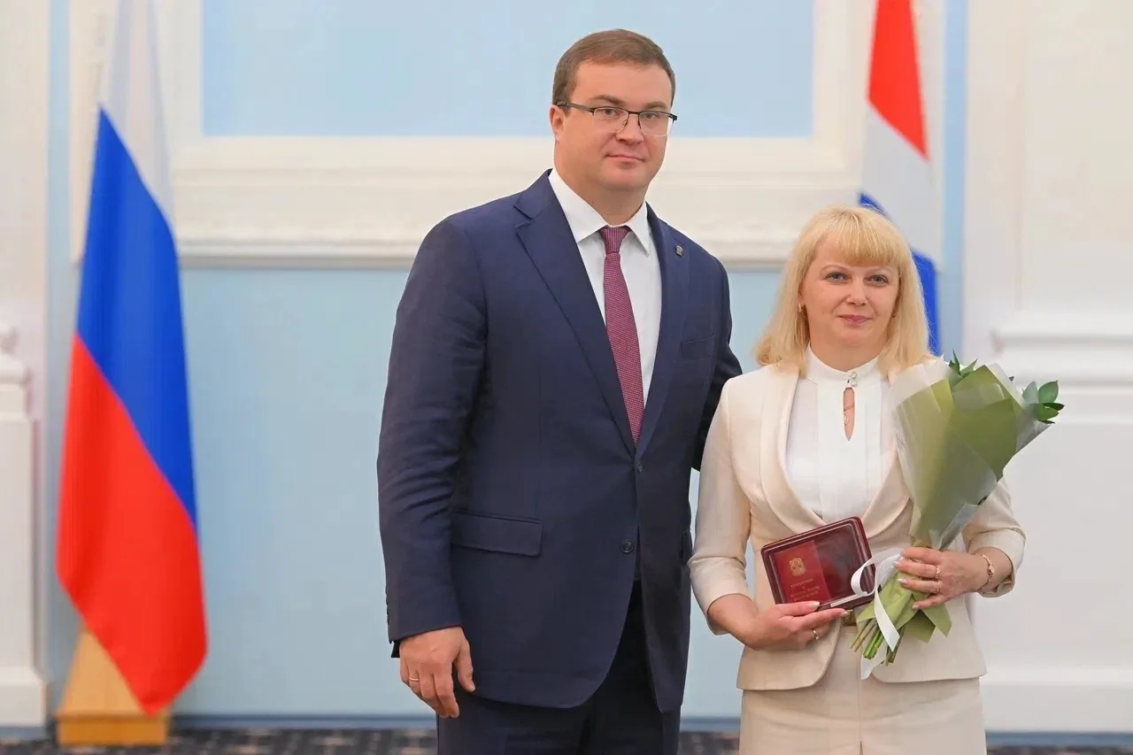 Накануне Дня России в Законодательном собрании Омской области жителям региона вручили государственны