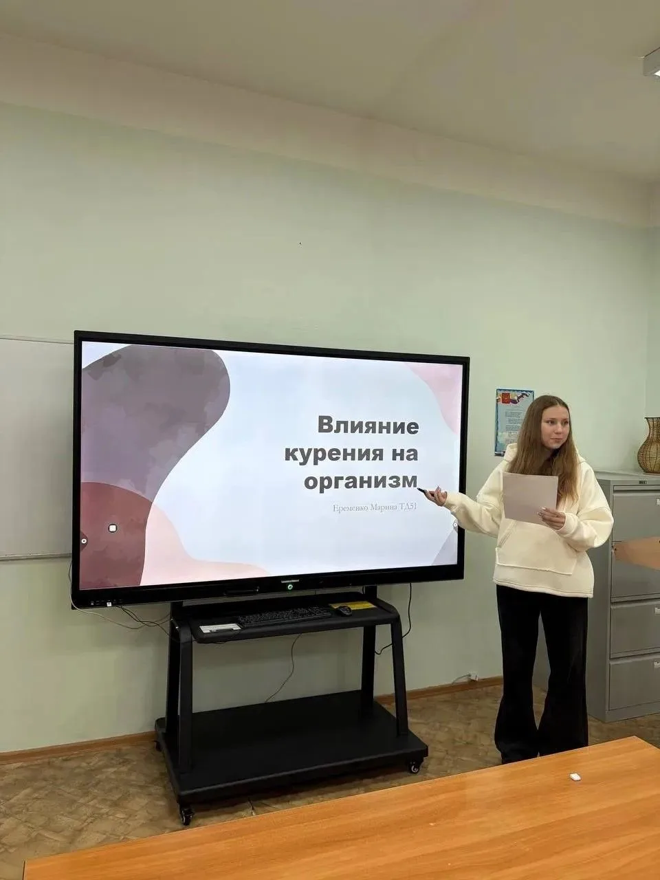 Выставка антиникотиновых плакатов в колледже