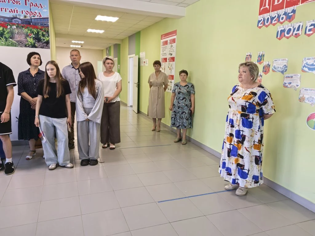 Предпраздничный день в нашем лагере начался с торжественной линейки, посвящённой Дню Ро...