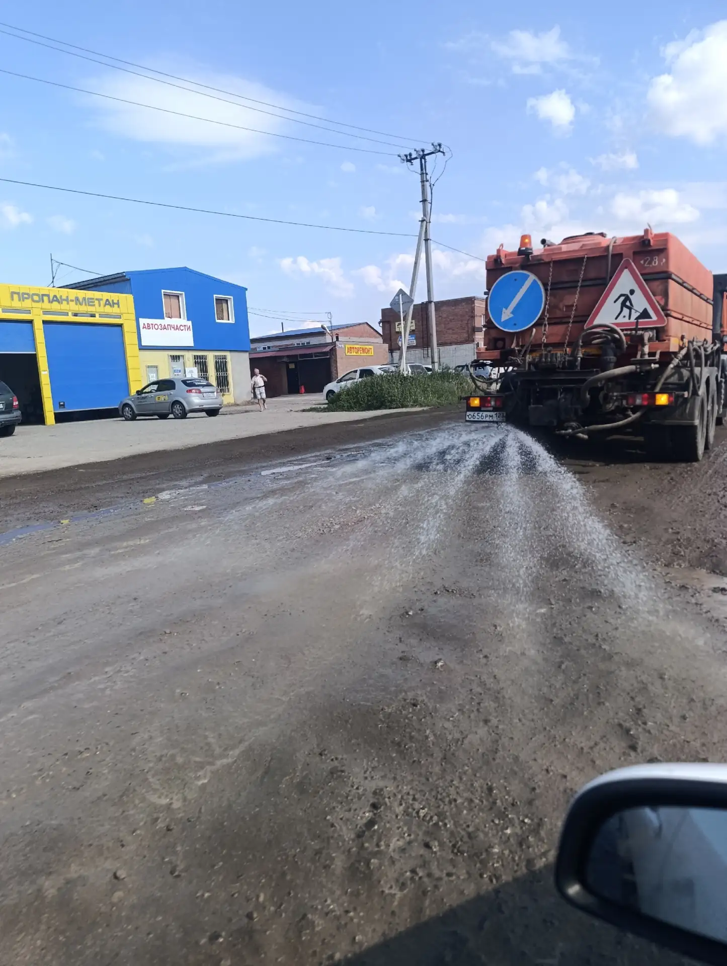 На Мичурина пыль поливают, это хорошо а то пыль на весь район летает