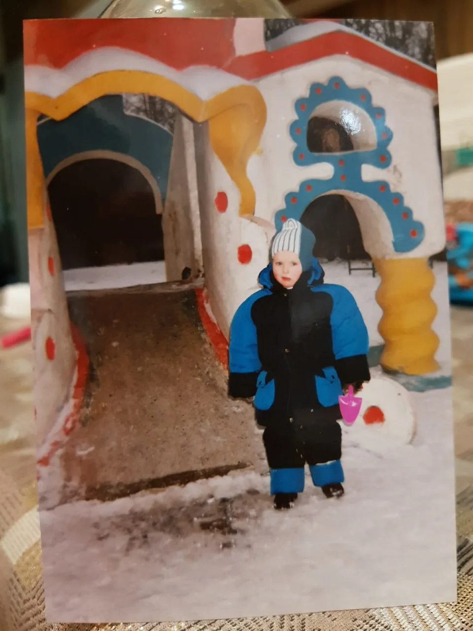 У садика «Рябинушка», 2000 год.
