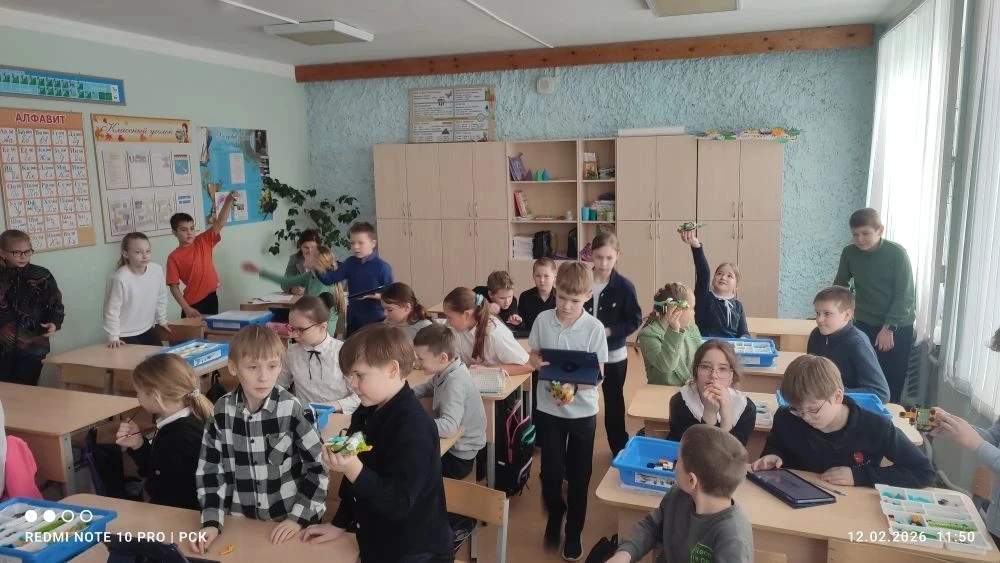 Сегодня в 4 «Б» классе проходил мастер-класс по робототехнике. Ребята исследовали метаморфоз лягушки