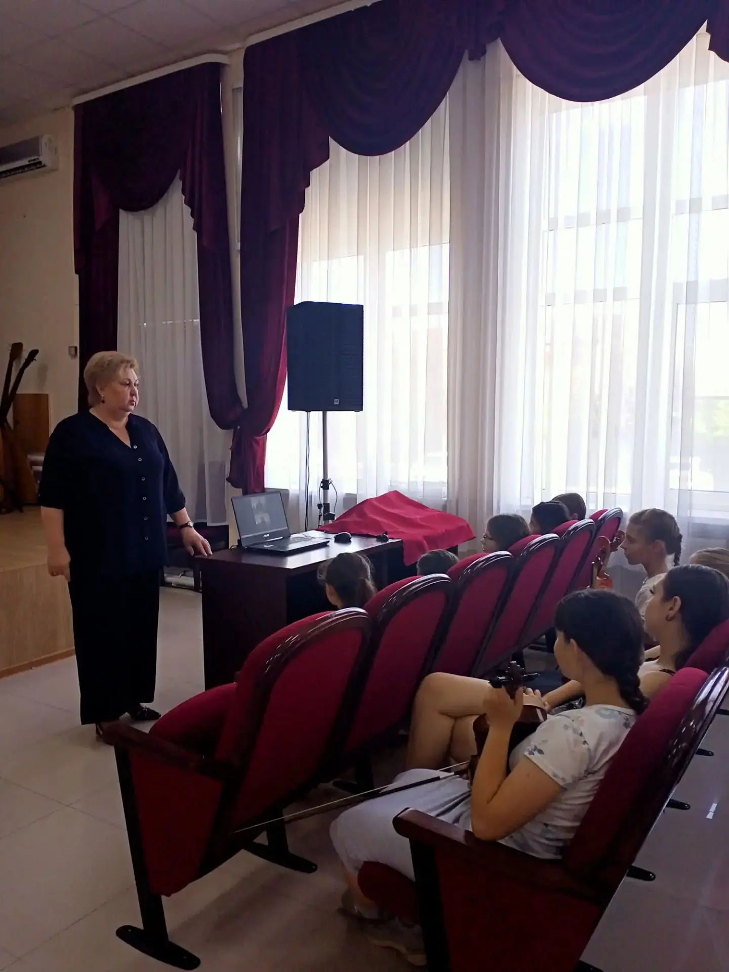 КОНЦЕРТ И БЕСЕДА НА ЛЕТНЕЙ ПЛОЩАДКЕ

🎶 В рамках летней площадки преподаватель Бурбелова Ирина Михай