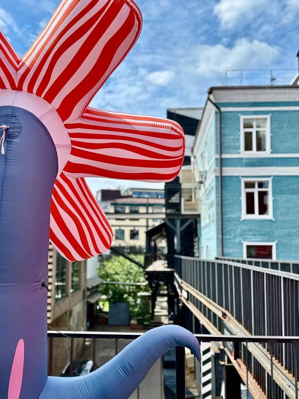 ARTPLAY зацвёл 🌸

На стенах и во внутренних двориках ARTPLAY в Москве распустились огромные цветы —