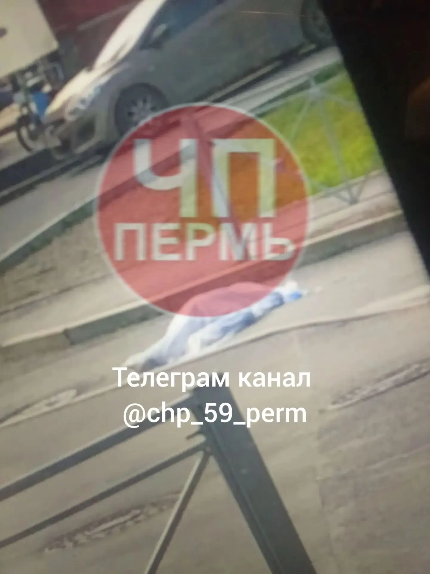 На улице Советской Армии напротив Ленты лежит труп.