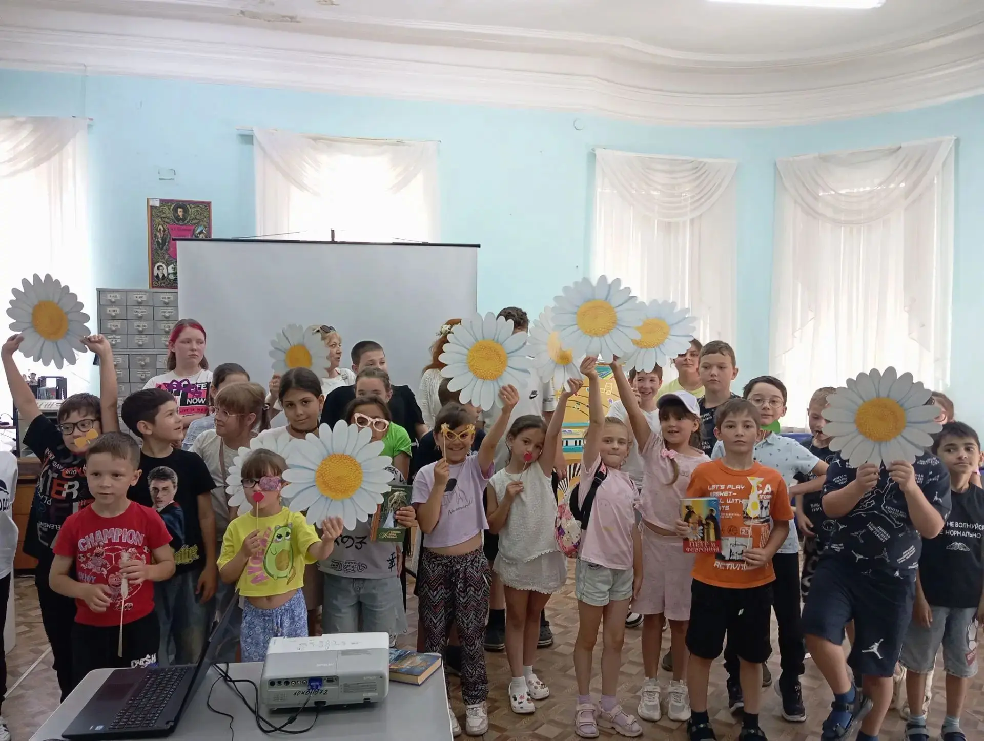 🌼 Детские ладошки создают символ любви!

Сегодня в нашем пришкольном лагере прошёл трогательный мас