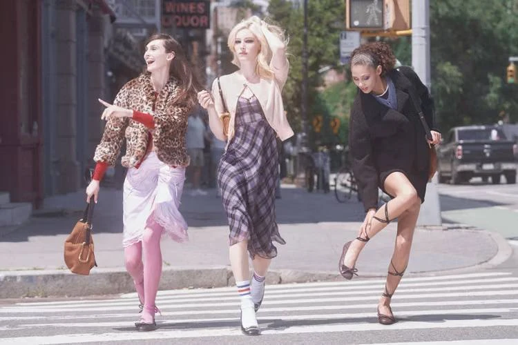Новый кампейн Marc Jacobs — будто кадры из сериала «Сплетница». И определен главный акс...