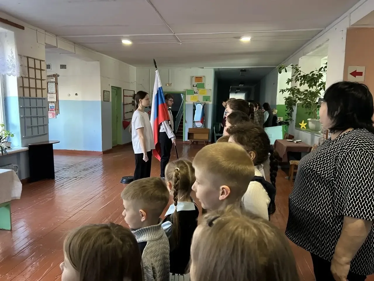 Понедельник в нашей школе традиционно начался с выноса Флага Российской Федерации,  исп...